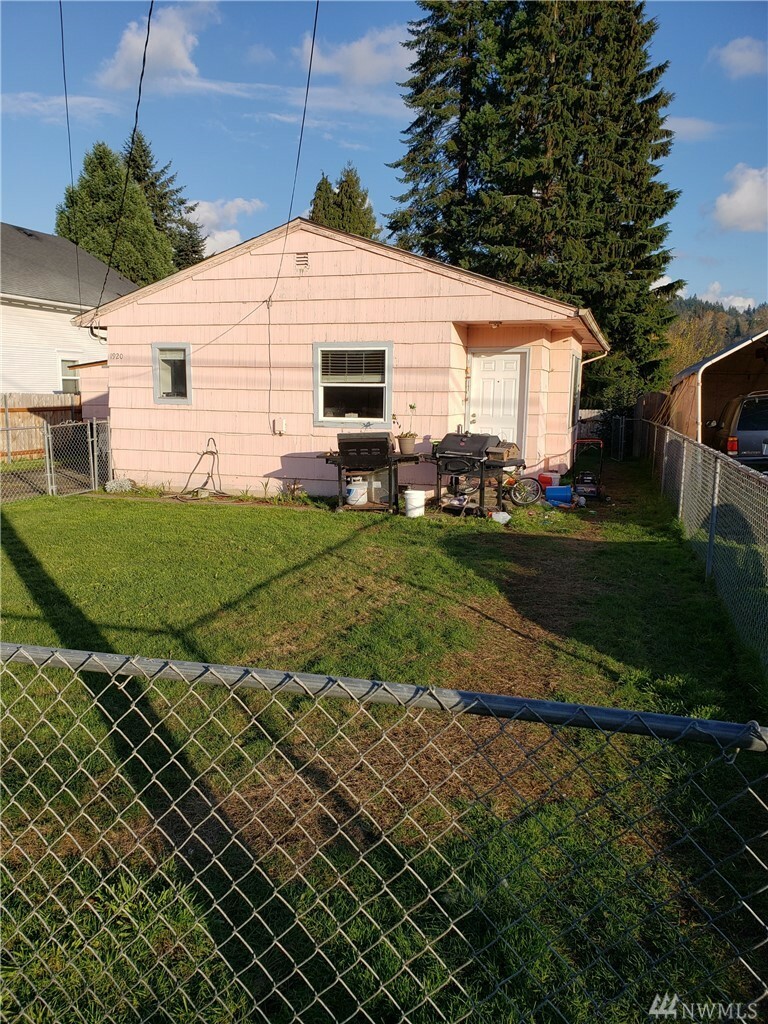 Property Photo:  1920 N Pacific  WA 98626 