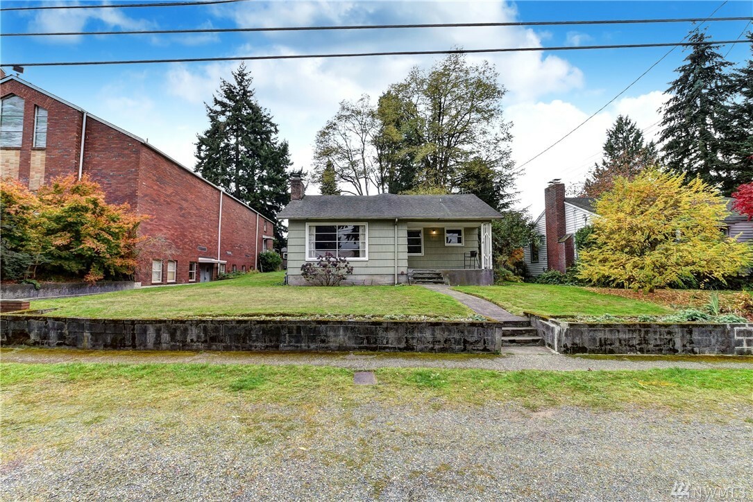 Property Photo:  1051 NE 96th St  WA 98115 