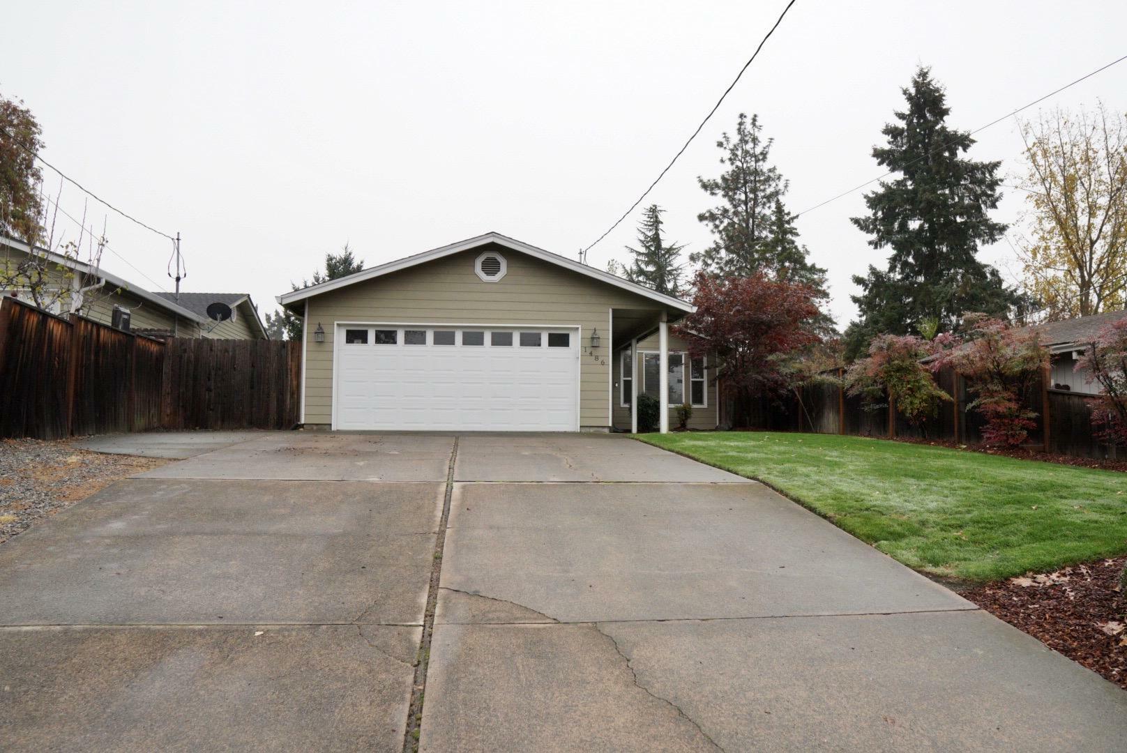 Property Photo: 1486 Lawnridge Street OR 97504