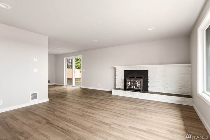 Property Photo: 1571 NE 7th Ct WA 98277