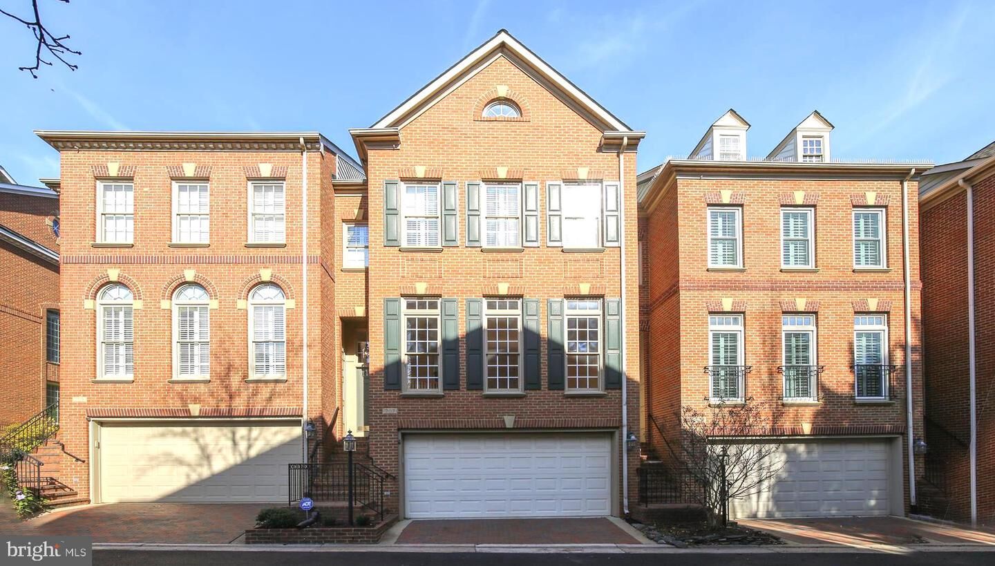 Property Photo: 707 Hawkins Way VA 22314