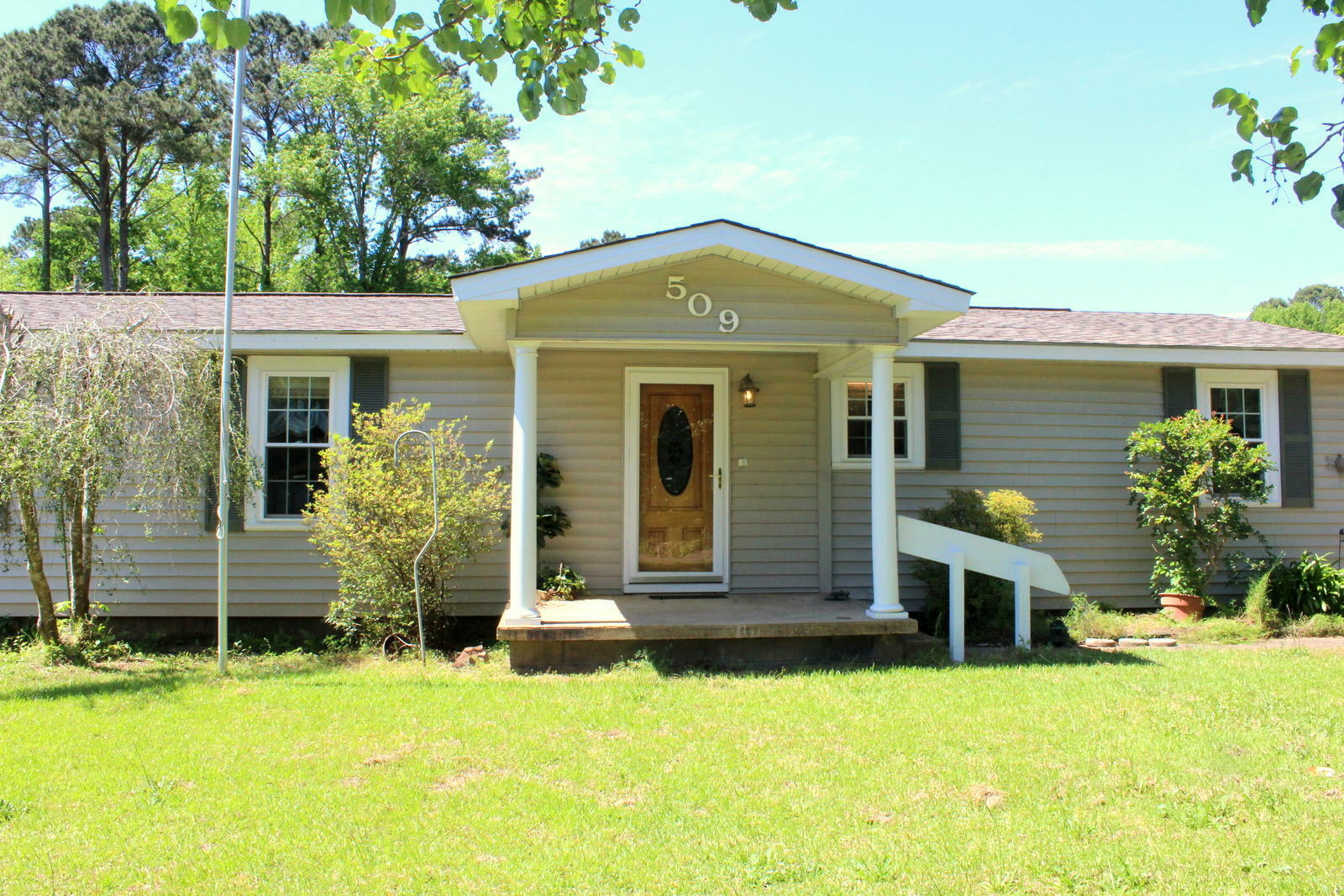 Property Photo:  509 Sylvan Rd  MS 39702 