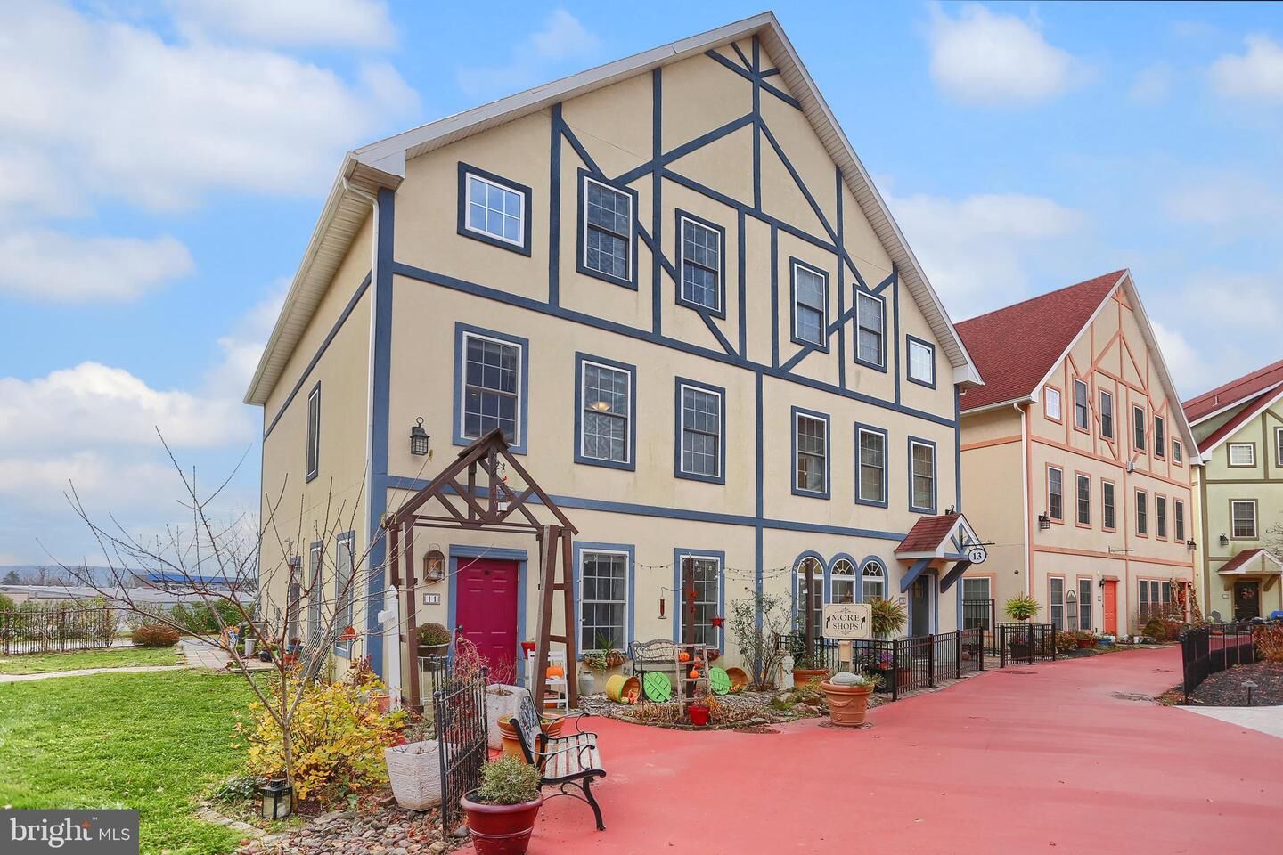 Property Photo:  11 S Village Circle  PA 17569 