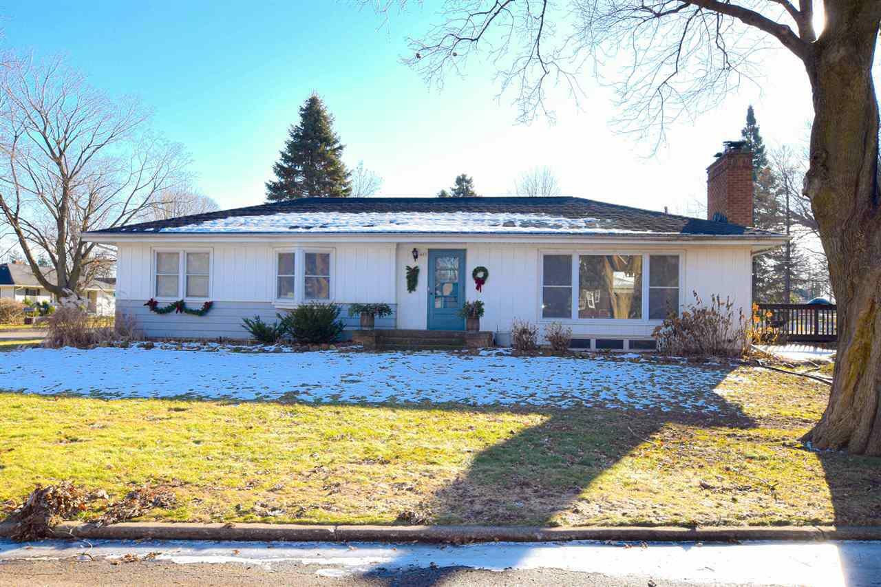 Property Photo:  401 John St  WI 54971 