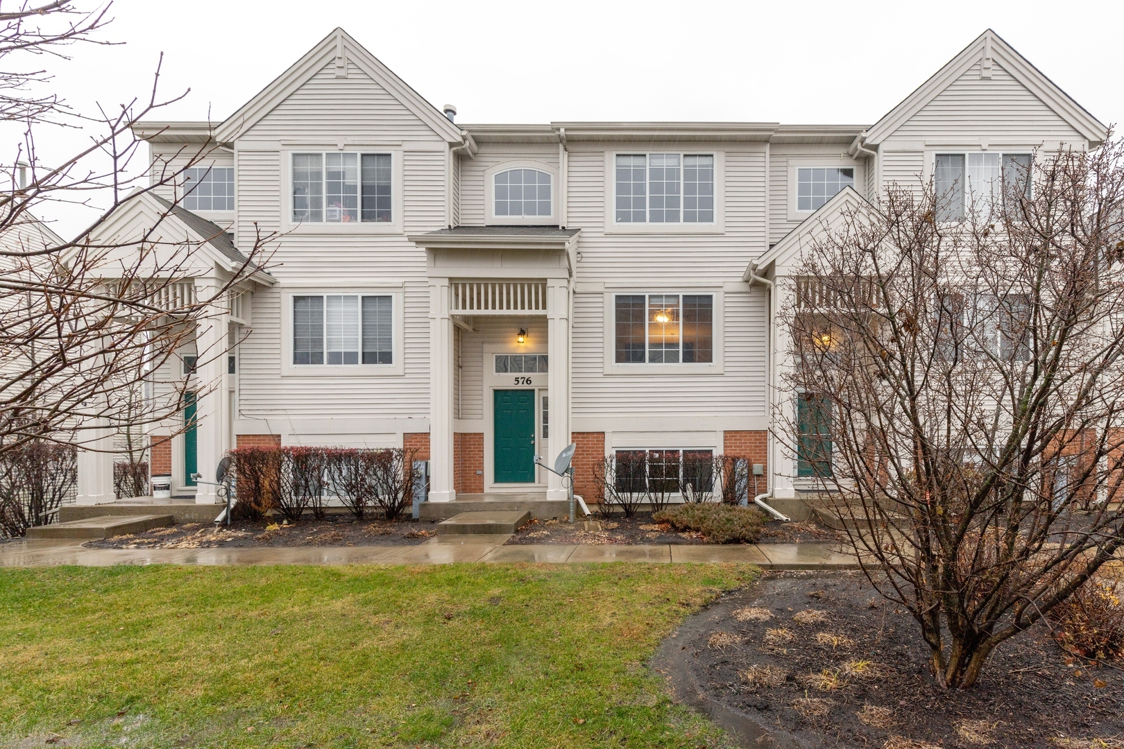 Property Photo:  576 S Rosehall Lane 576  IL 60073 