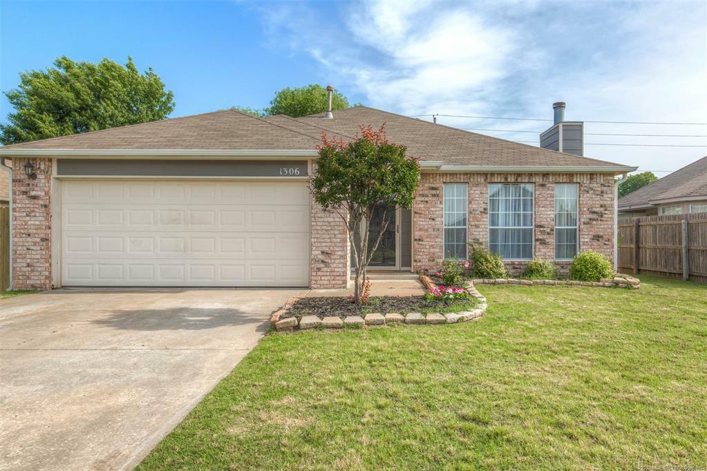 Property Photo:  1306 W Pittsburg Place  OK 74012 