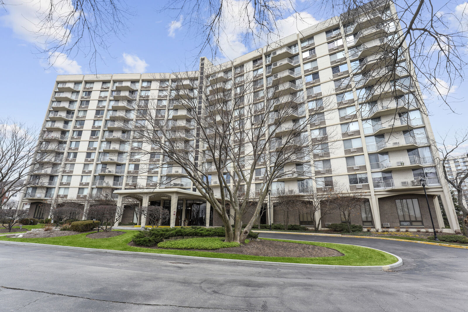 Property Photo: 20 N Tower Road 3J IL 60523