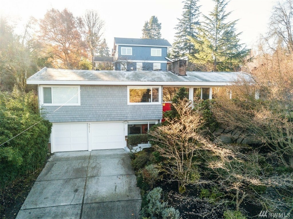 Property Photo: 9811 SE 40th St WA 98040