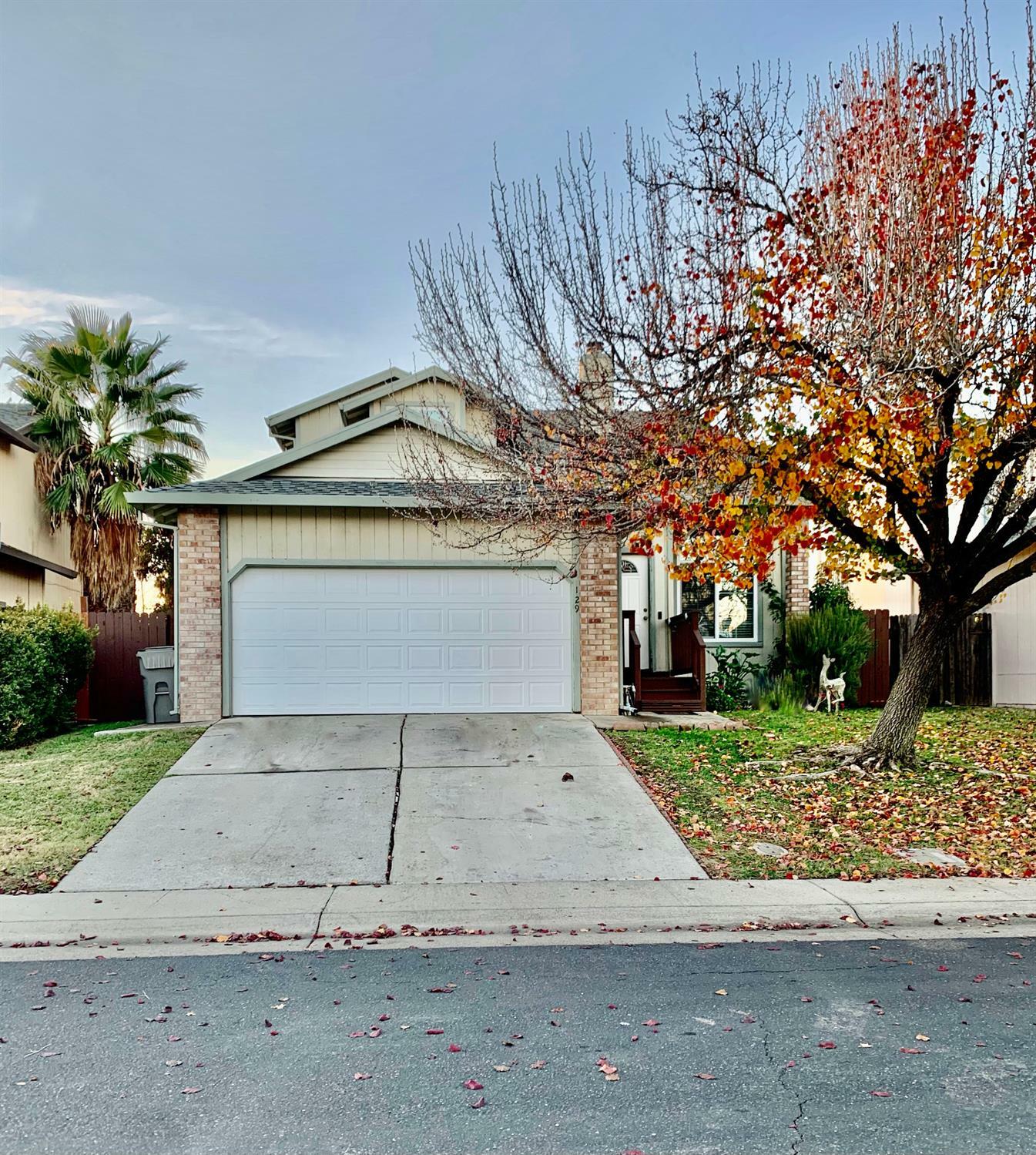 Property Photo: 129 Creekside Circle CA 95823