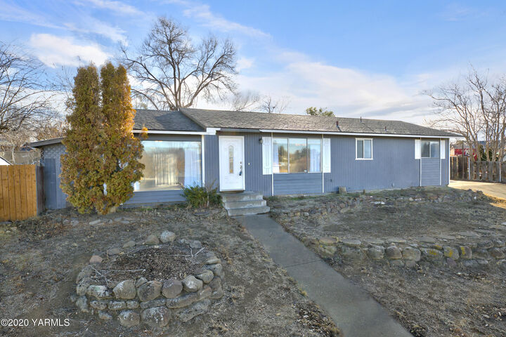 1011 Coach Ct  Grandview WA 98930 photo