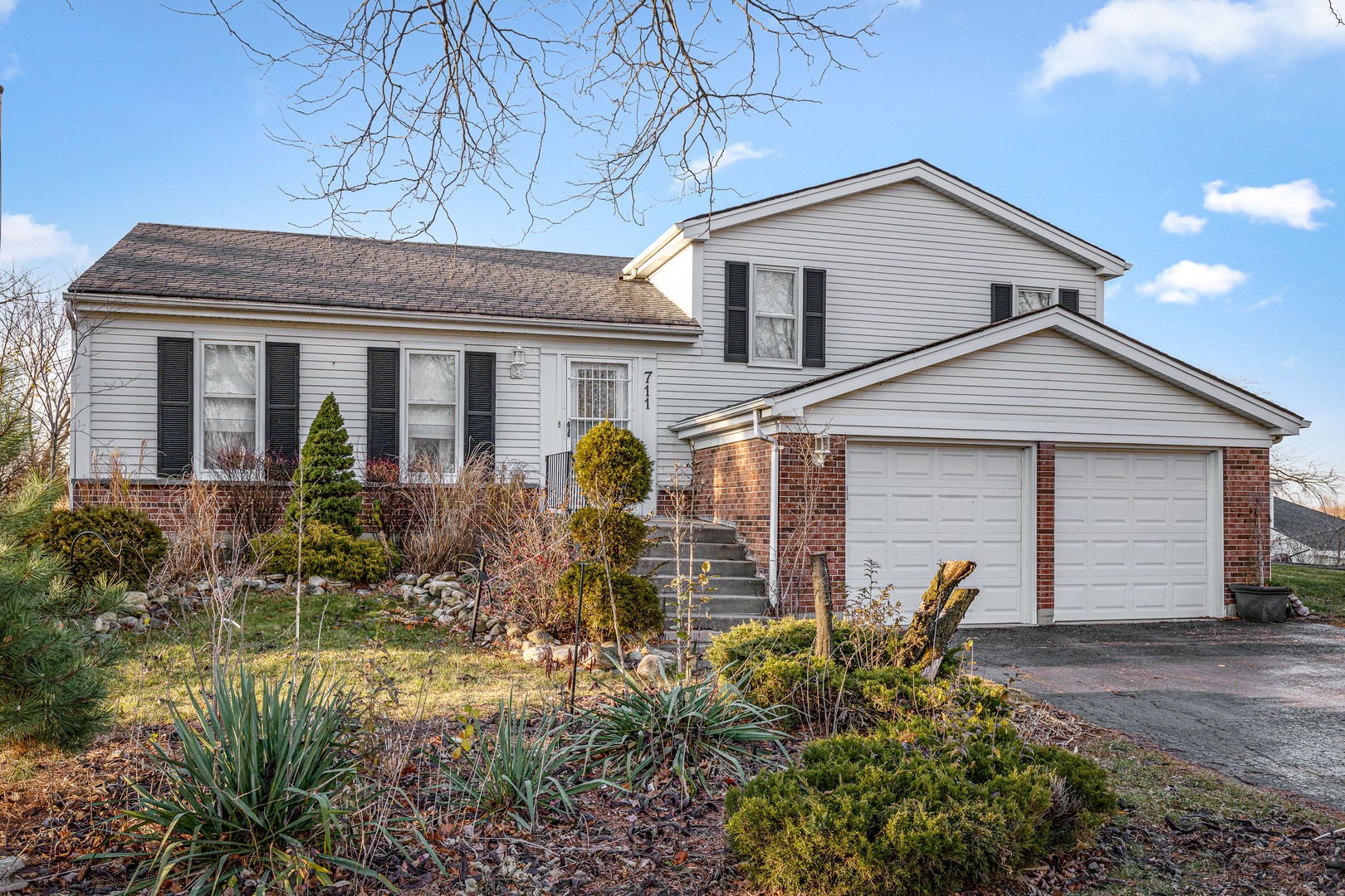 Property Photo:  711 Fox Court  IL 60188 