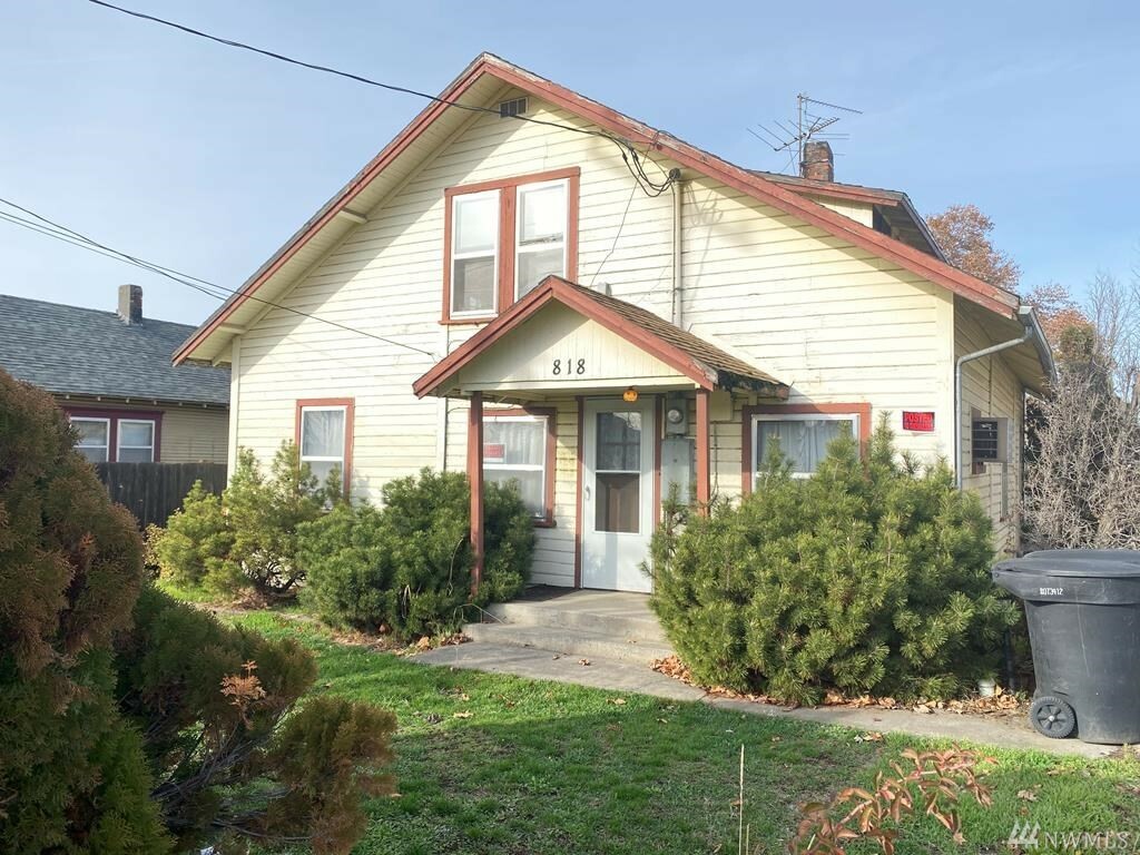 Property Photo:  818 Emma St  WA 99362 