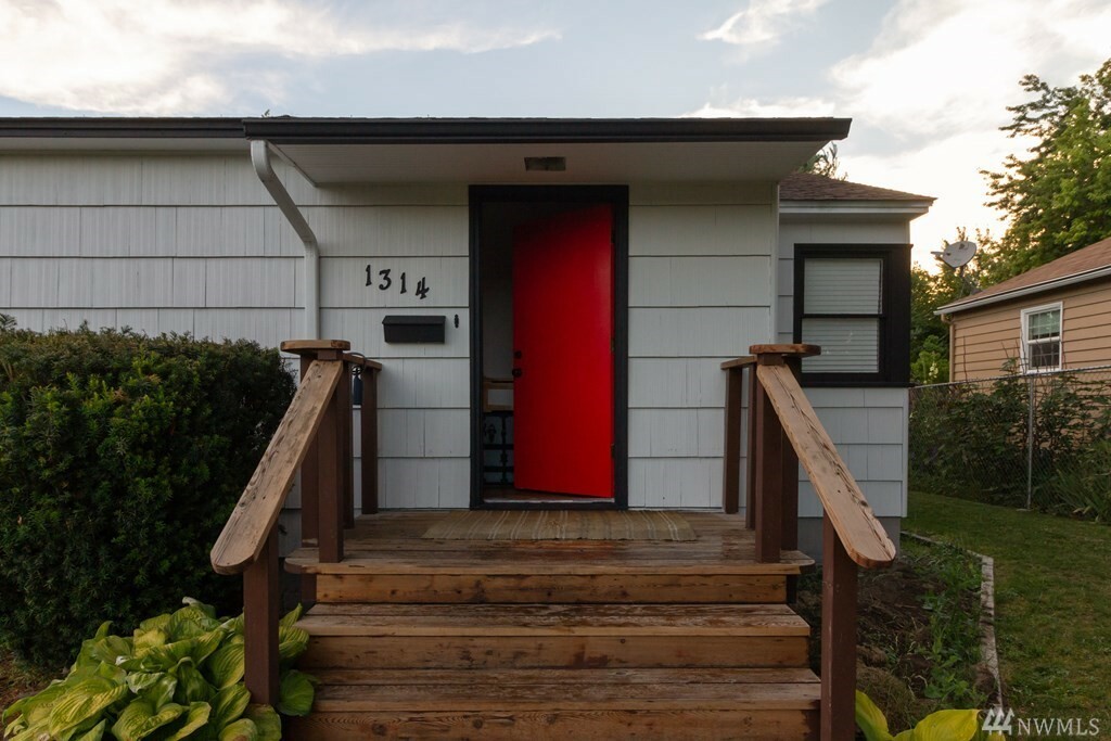 Property Photo:  1314 Center St  WA 99362 