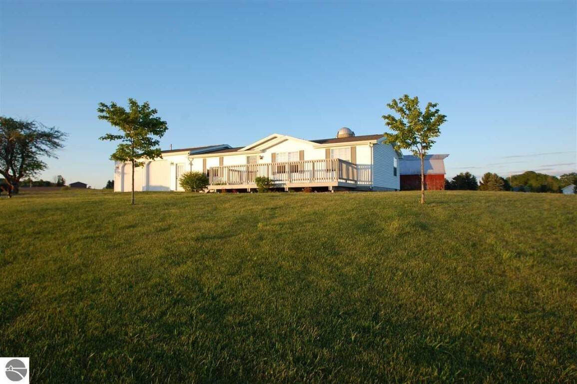 Property Photo: 1053 W State Rd MI 48661