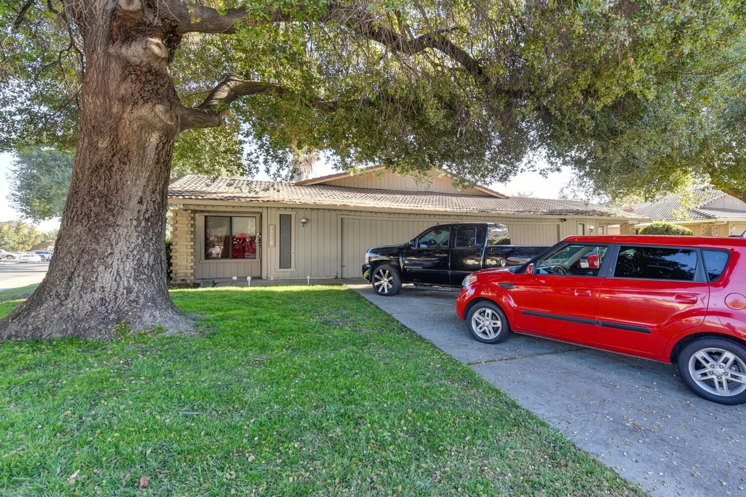 Property Photo: 5632 Blackoak Court CA 95207