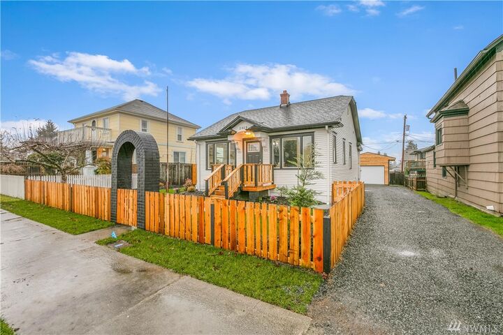 Property Photo:  2409 Pine St  WA 98201 