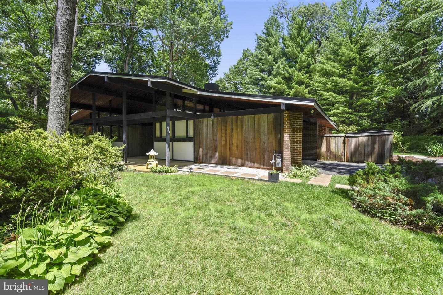 Property Photo: 400 W Windsor Avenue VA 22302