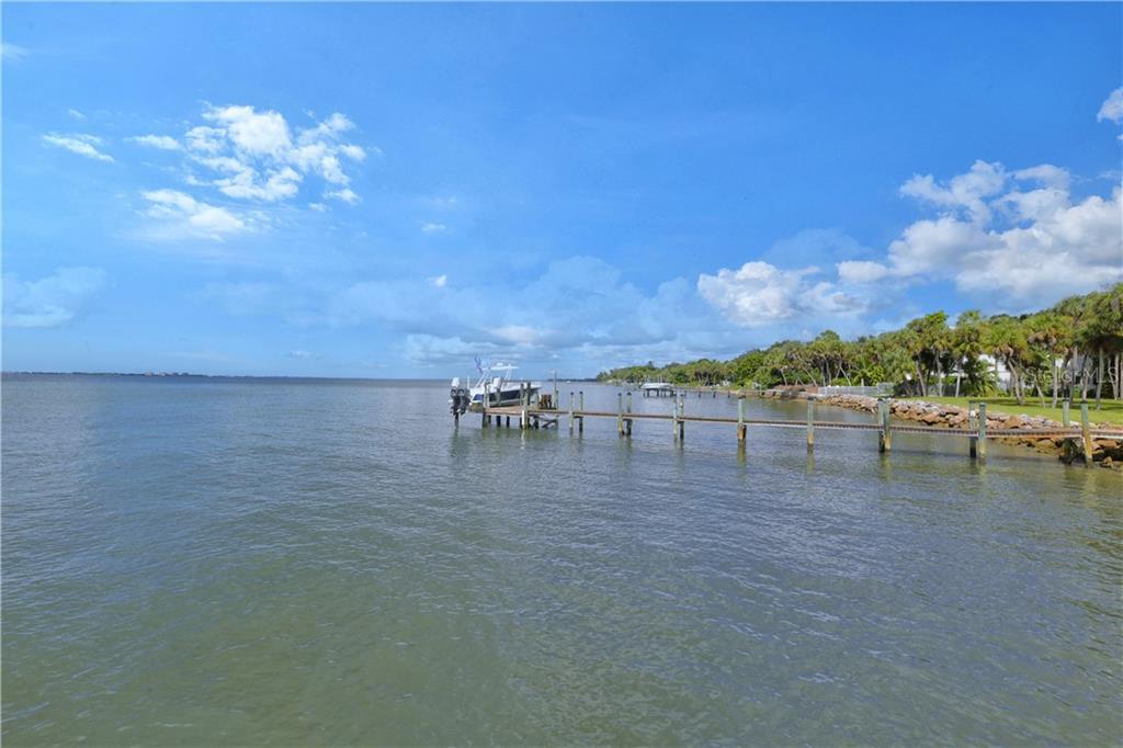 Property Photo: 2043 Alameda Avenue FL 34234