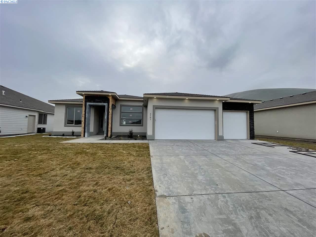 Property Photo: 3781 Curtis Dr WA 99353