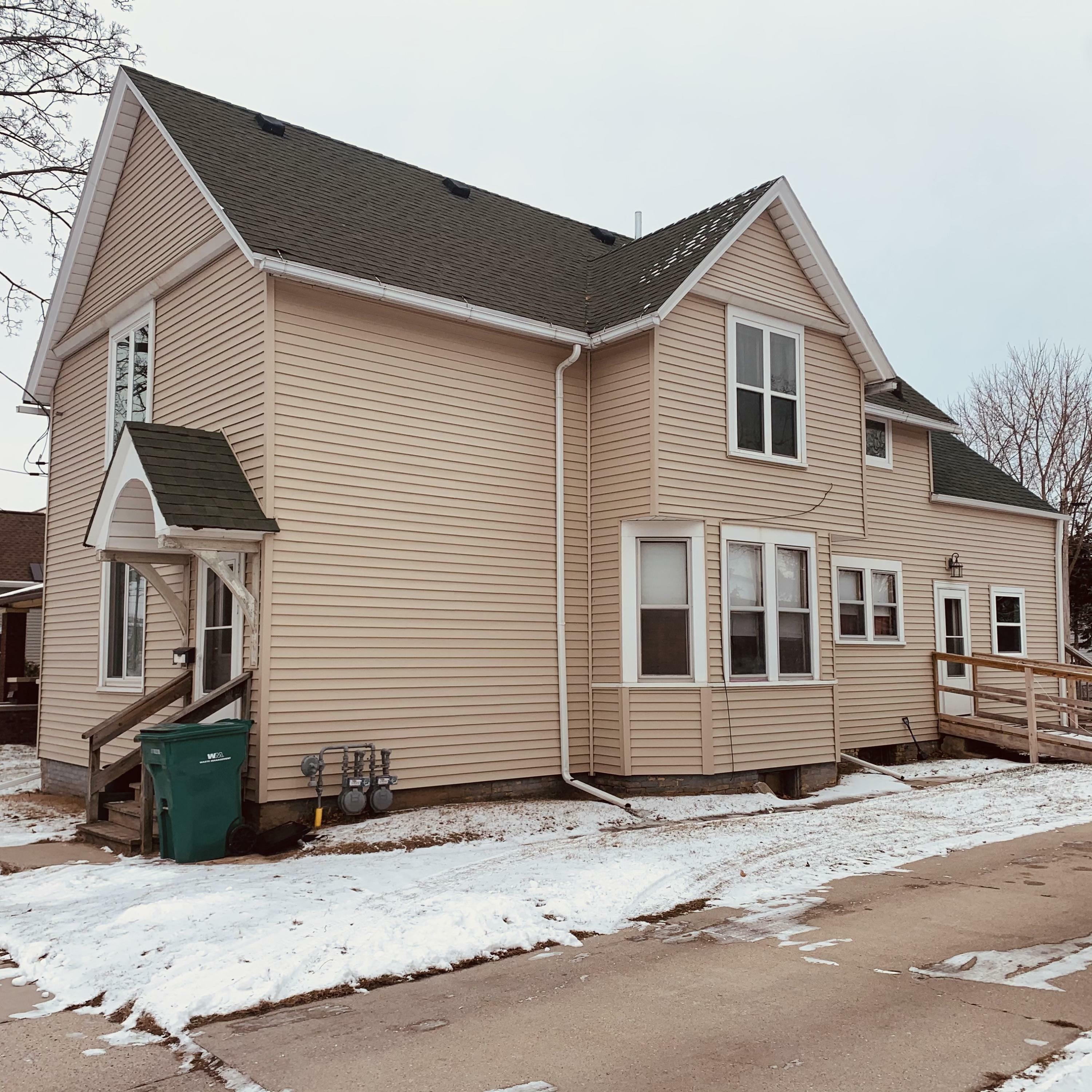 Property Photo:  921 S 18th St  WI 54220 