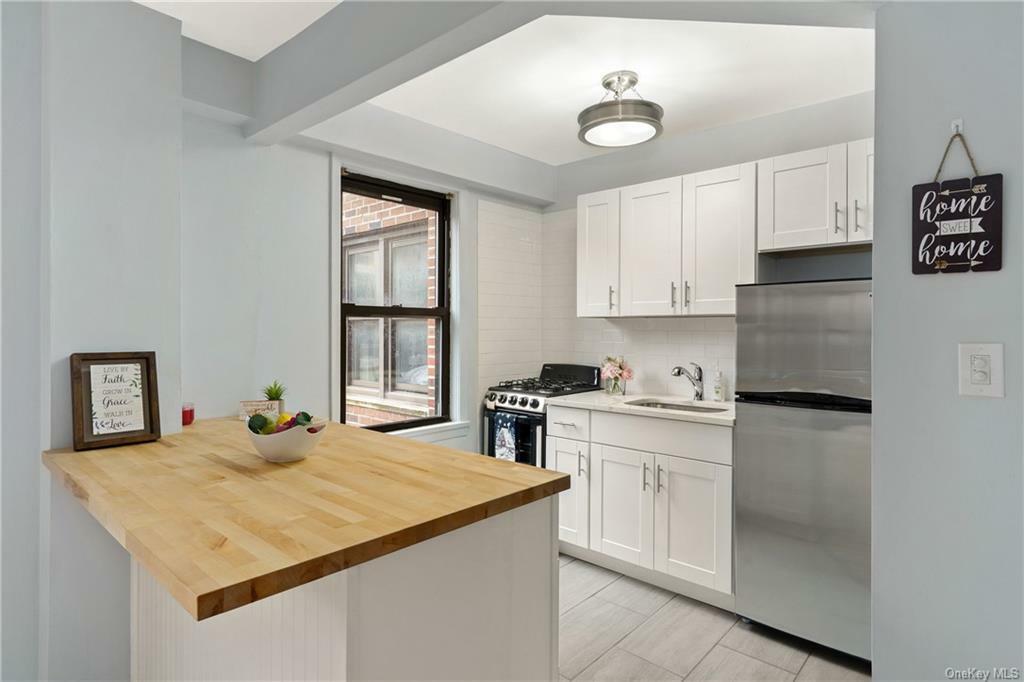 Property Photo:  245 E 24th Street 6L  NY 10010 