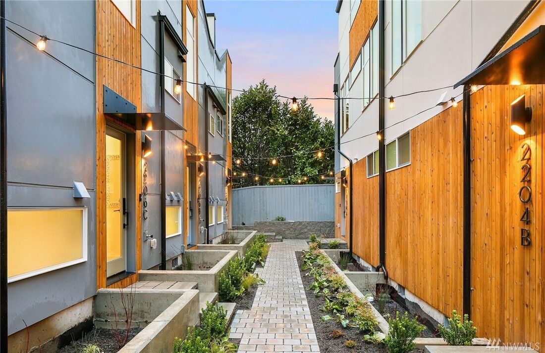 Property Photo:  2204 A 11th Ave W  WA 98119 