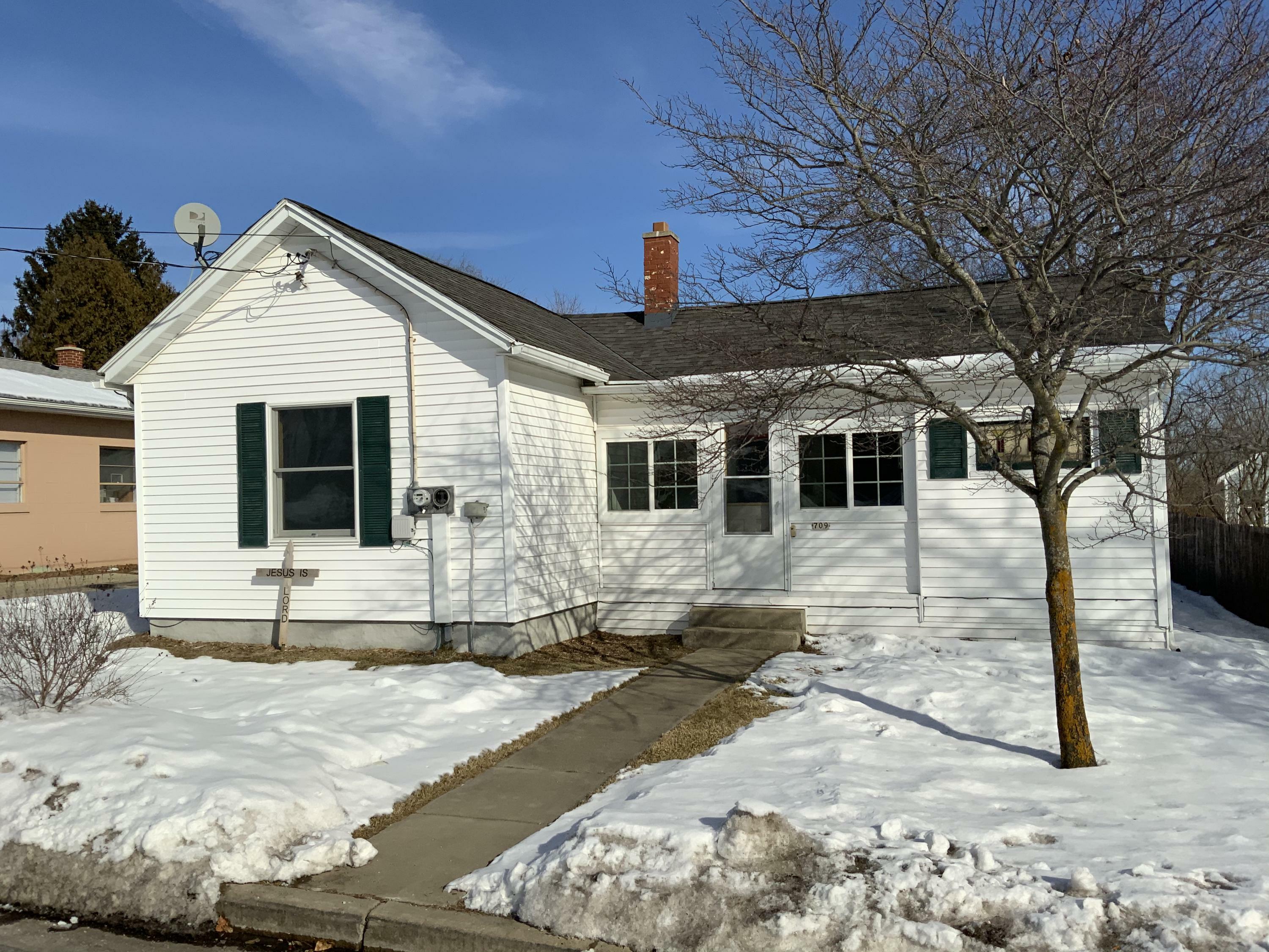 Property Photo:  709 Palmyra St  WI 53178 