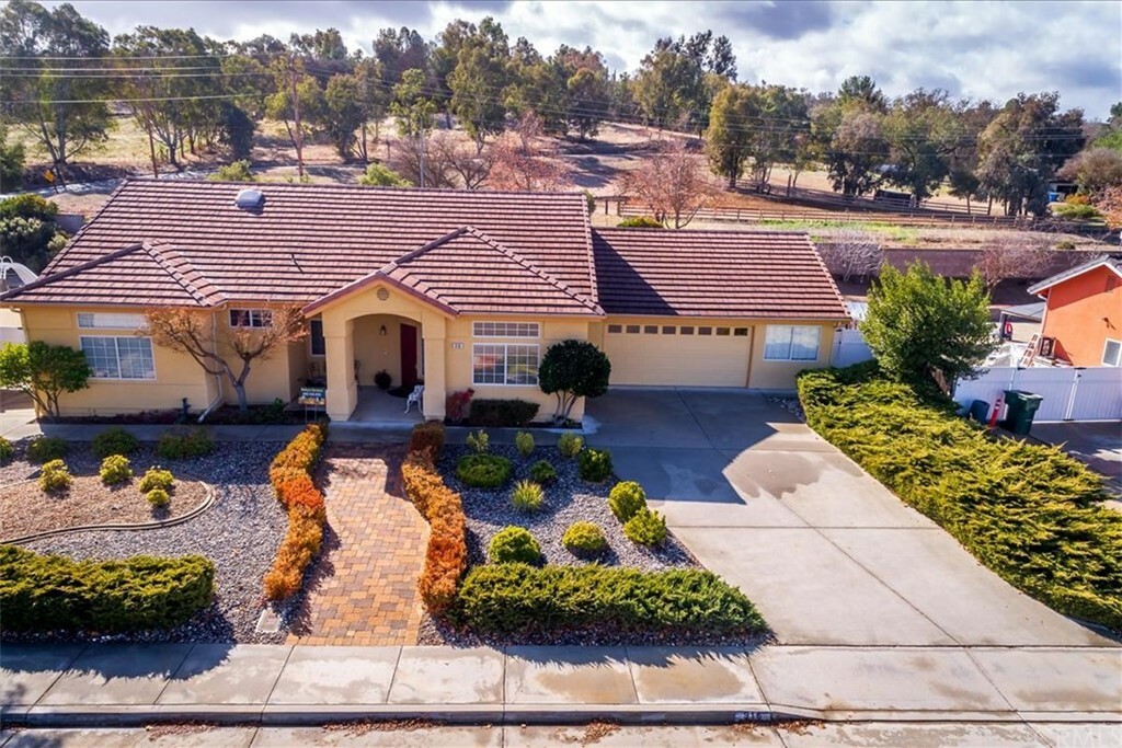 Property Photo:  916 Sleepy Hollow Road  CA 93446 