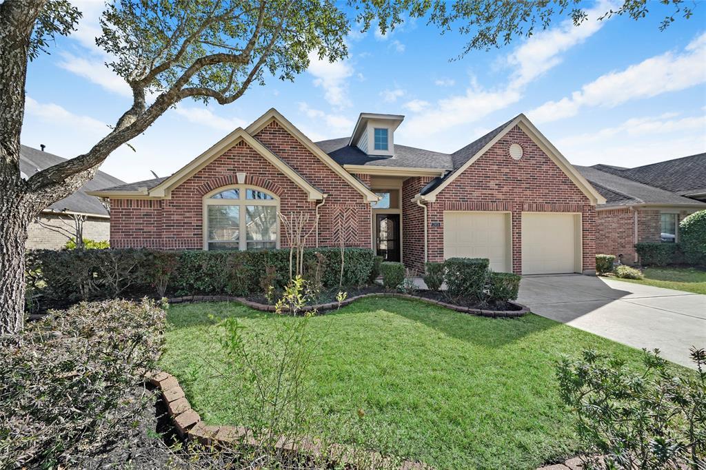 Property Photo: 2415 Pioneer Oaks Dr Drive TX 77545