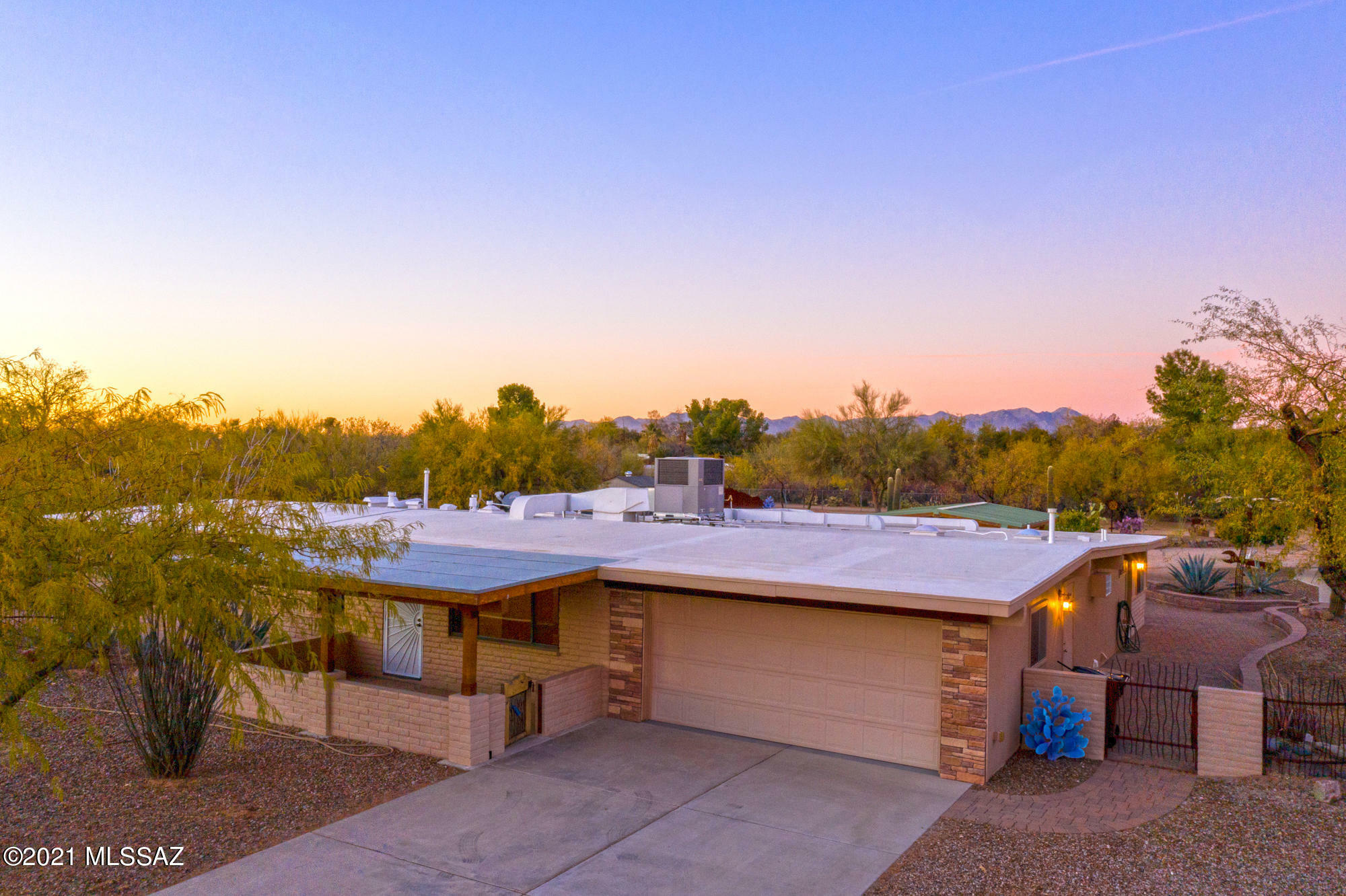 Property Photo:  1000 W Calle Concordia  AZ 85704 