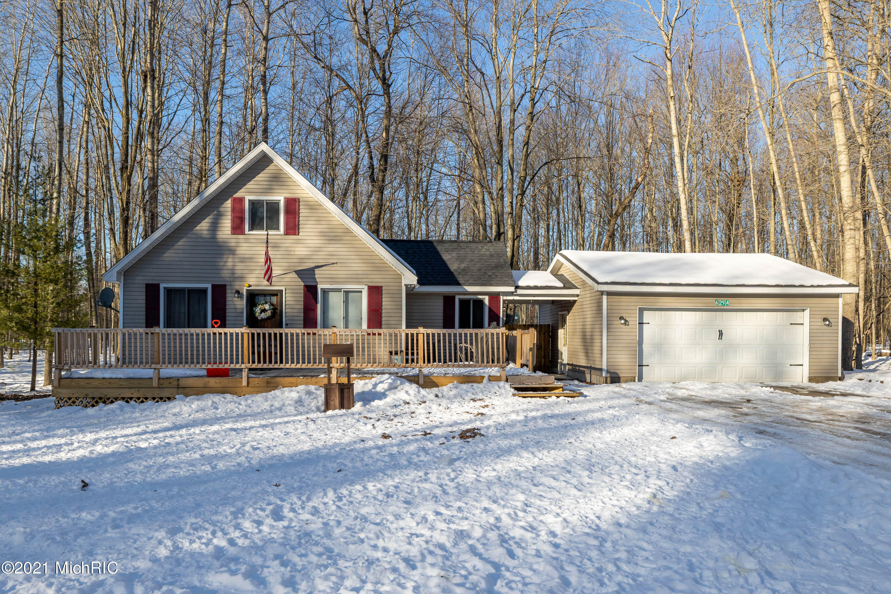 Property Photo:  6294 Club House Drive E  MI 49346 