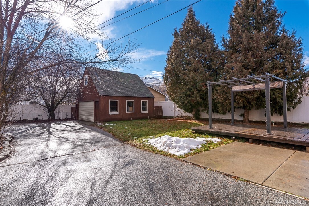 Property Photo: 1041 Columbine St WA 98801