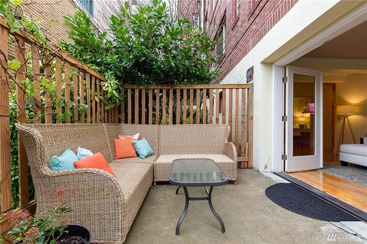 Property Photo: 2203 Yale Ave E 1B WA 98102