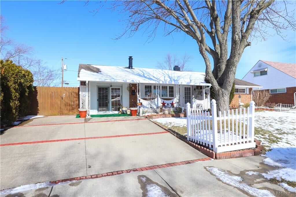 Property Photo: 5519 Barnard Drive OH 45424