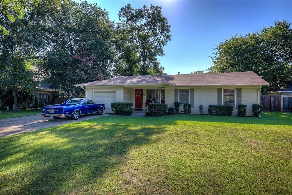 Property Photo:  512 Davis N Street  TX 75482 