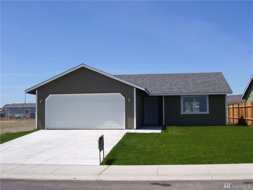 Property Photo:  1331 W Javelin St  WA 98837 