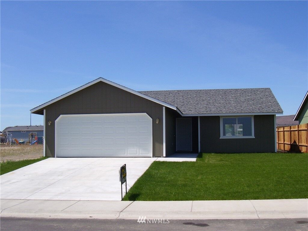 Property Photo:  1331 W Javelin Street  WA 98837 