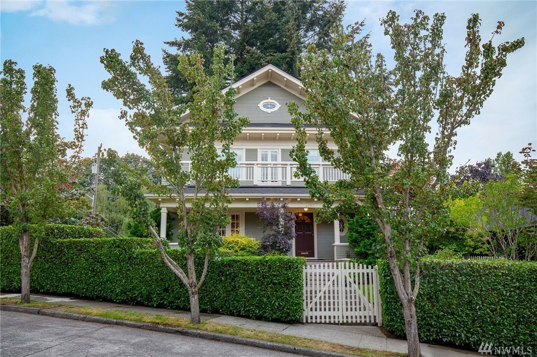 Property Photo:  2707 Nob Hill Ave N  WA 98109 