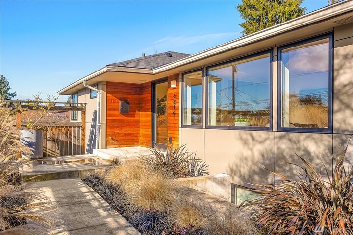 Property Photo:  4216 NE 70th St  WA 98115 