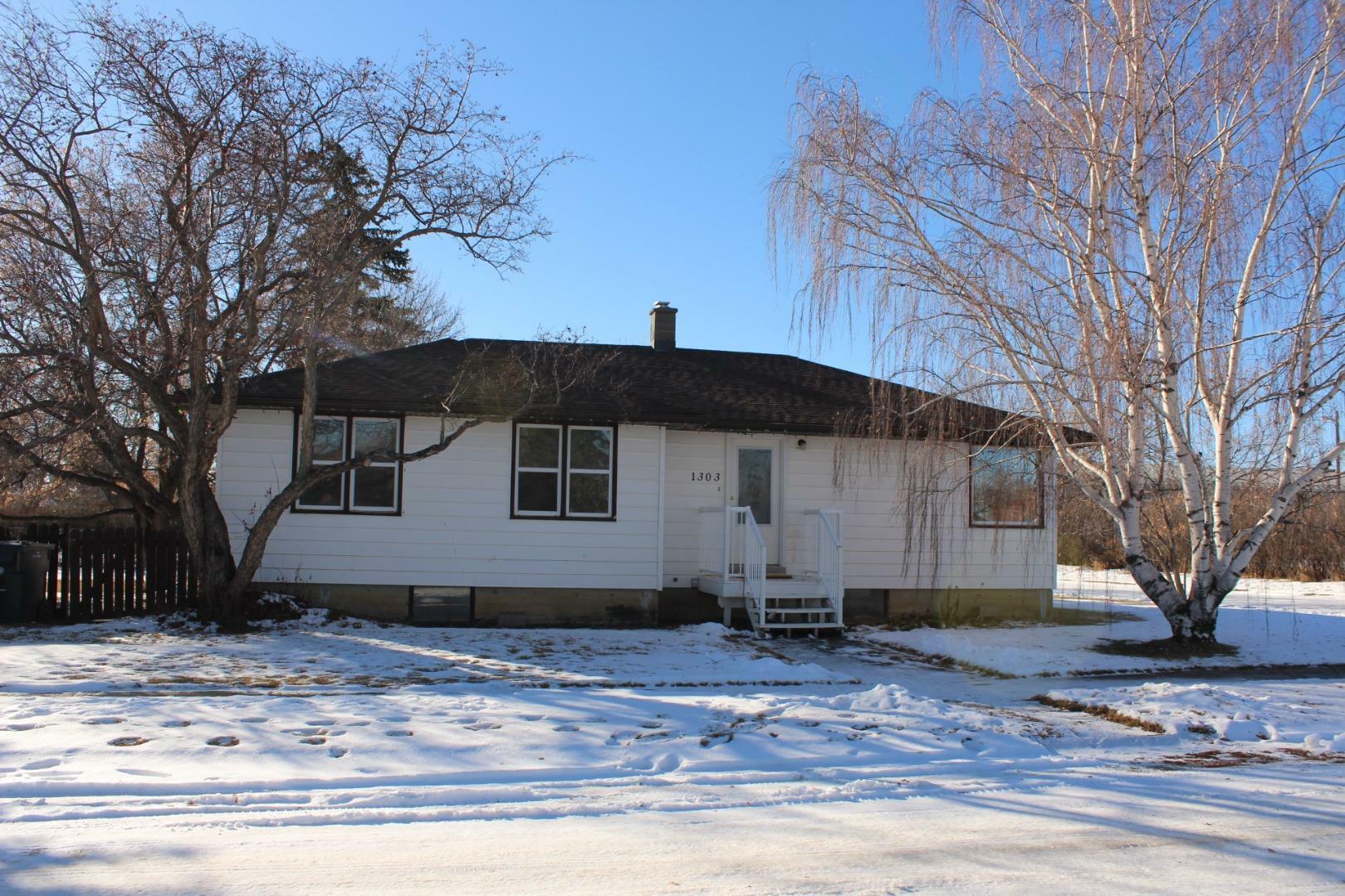 Property Photo: 1303 Mountain Avenue AB T0L 0J0