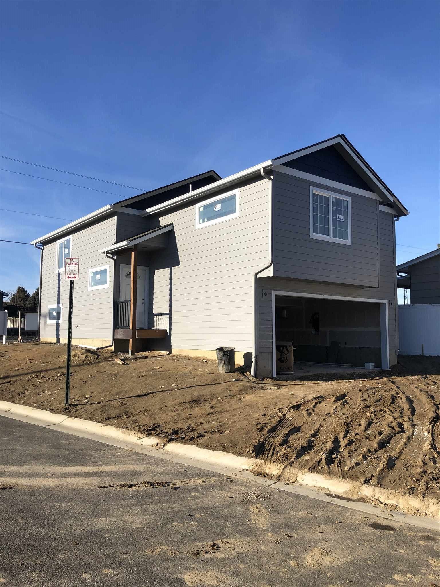 Property Photo: 601 E Canterbury Ln WA 99005