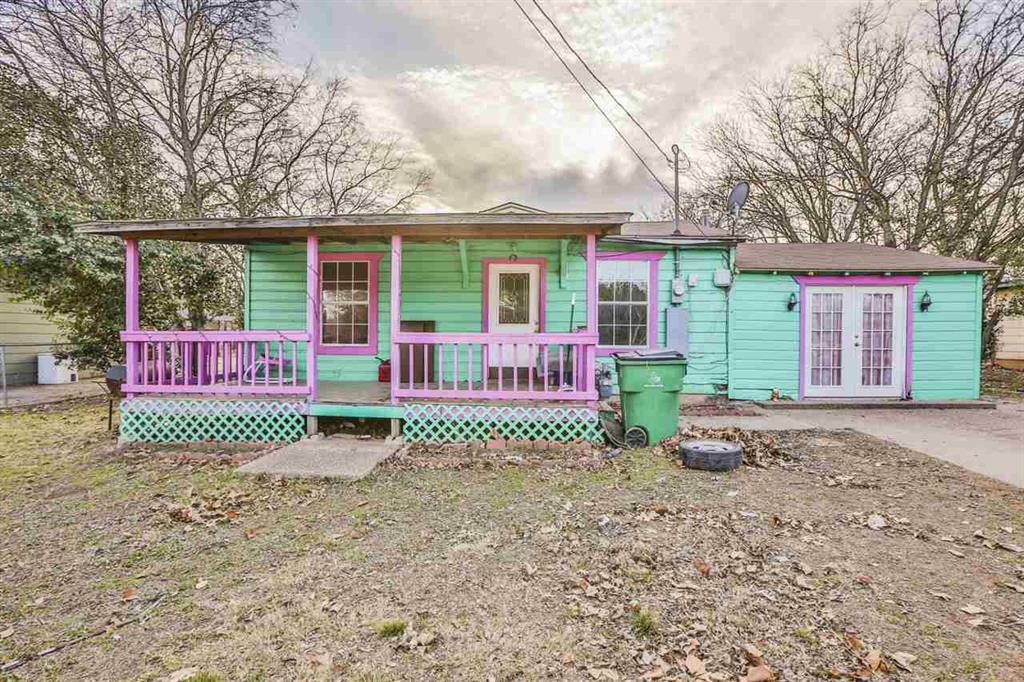 Property Photo: 1011 S Van Buren TX 76657
