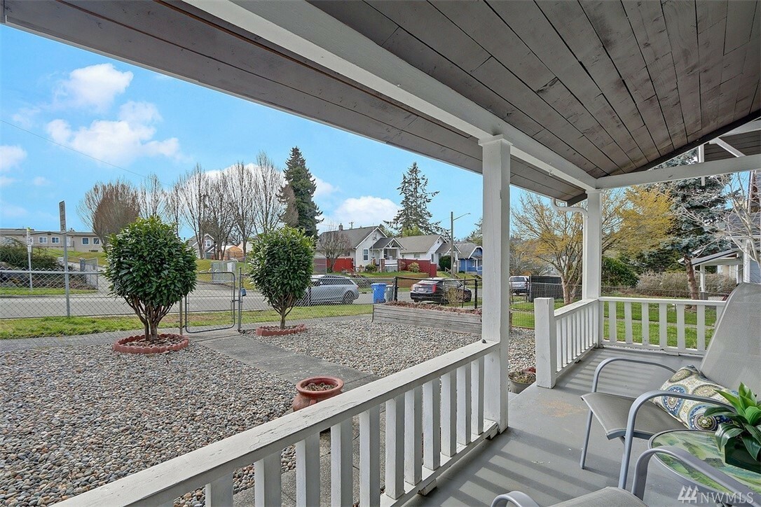 Property Photo:  2025 Sherman St E  WA 98404 