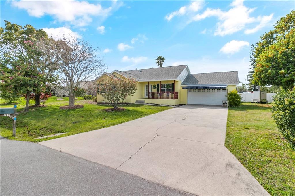 Property Photo: 915 30th Avenue W FL 34221