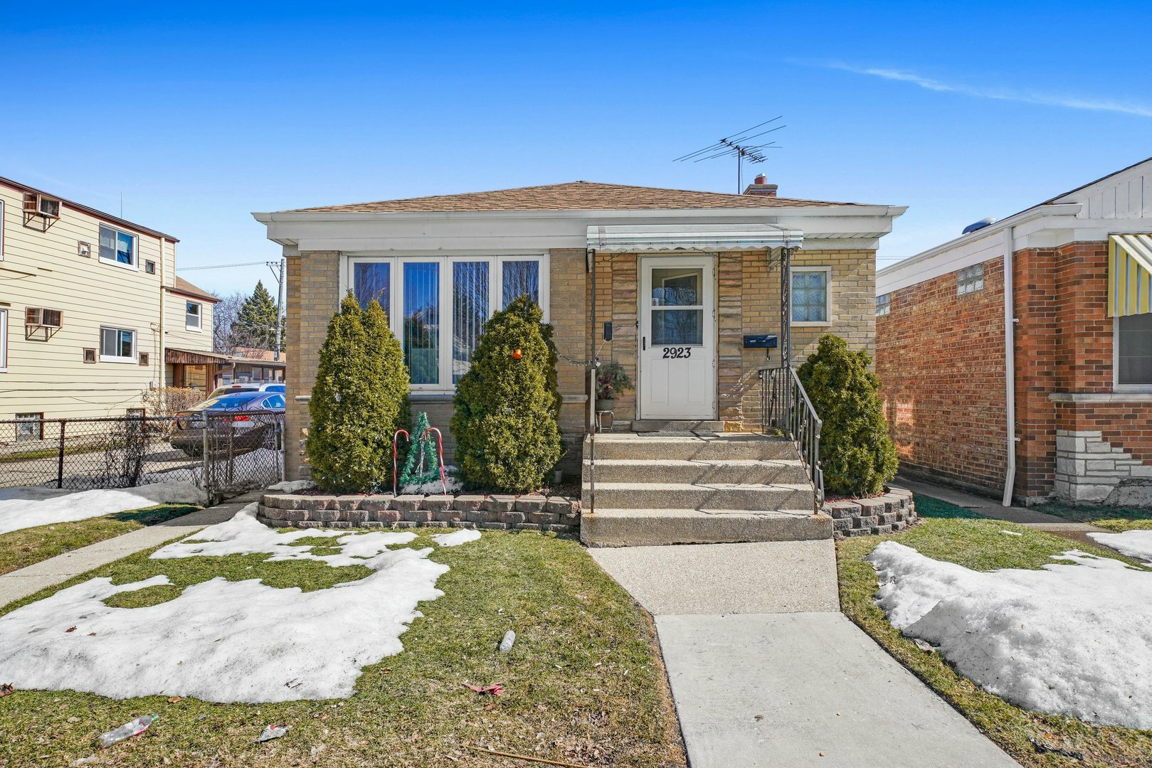 Property Photo: 2923 N Narragansett Avenue IL 60638