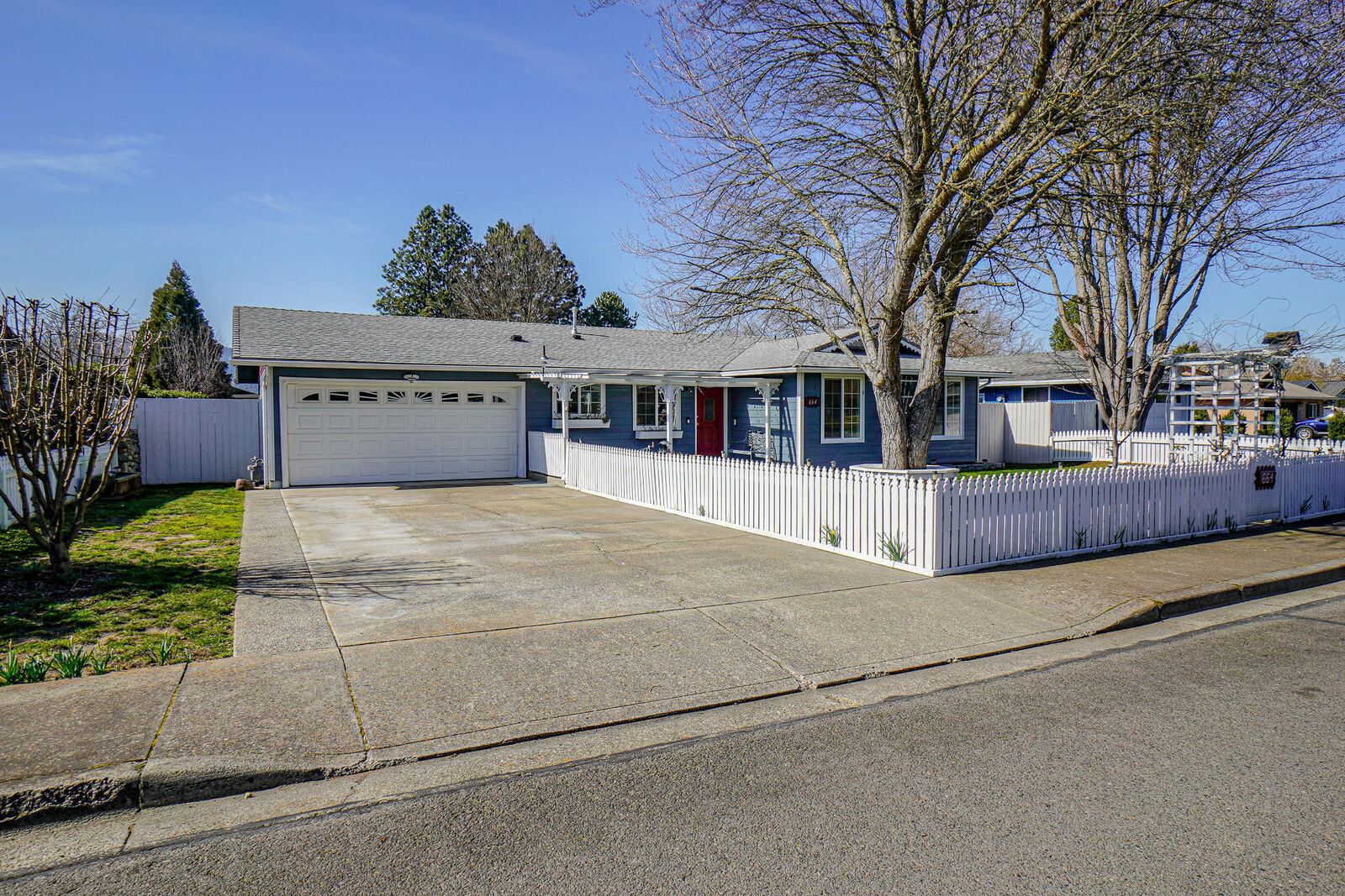 Property Photo: 664 Malabar Street OR 97502