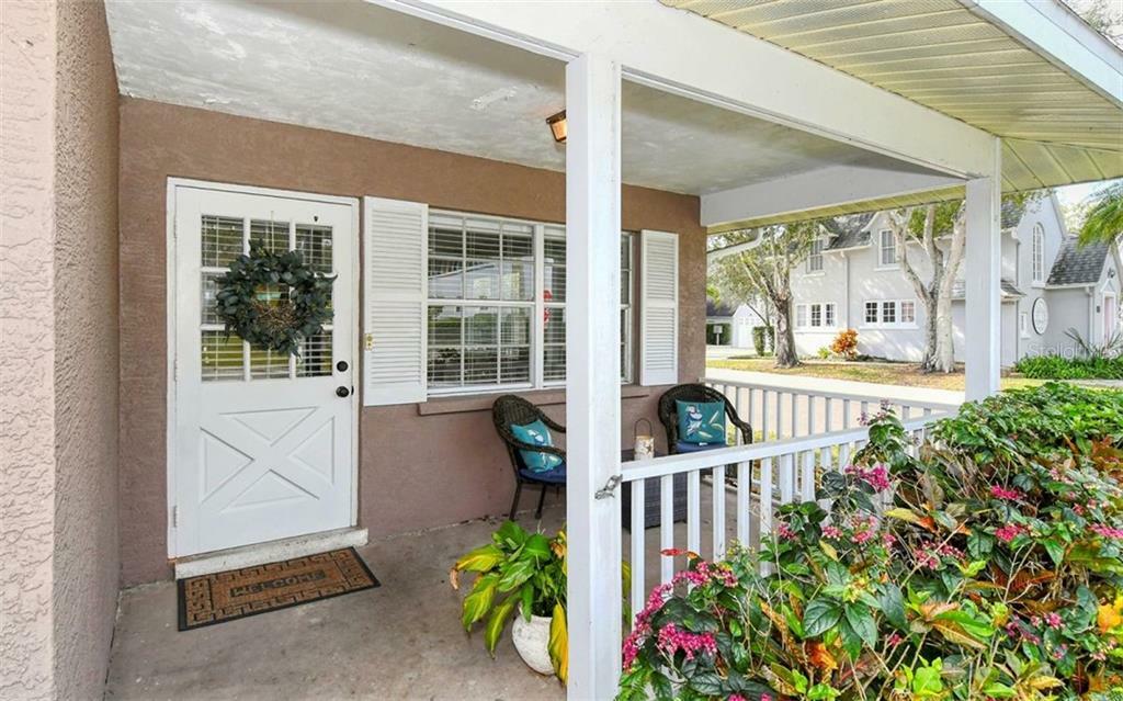 Property Photo:  2102 Hawthorne Street  FL 34239 