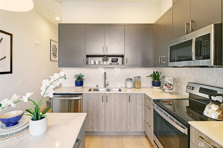 Property Photo:  3104 SW Avalon Wy B  WA 98126 