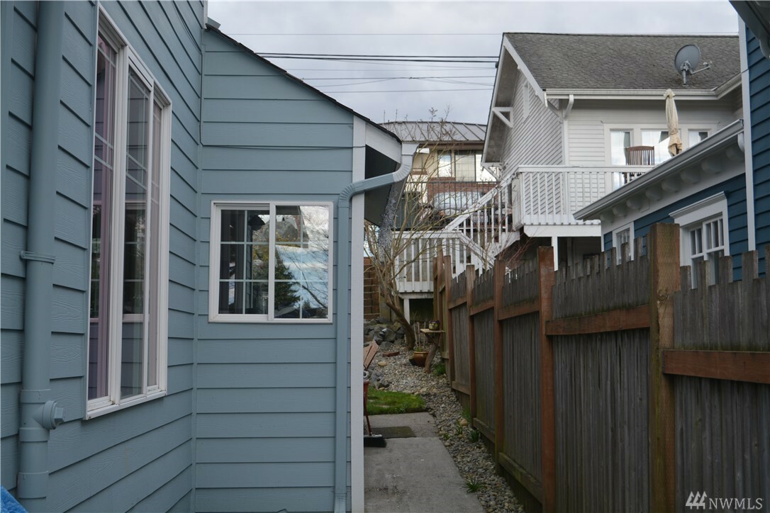 Property Photo:  3219 Hoyt Ave  WA 98201 