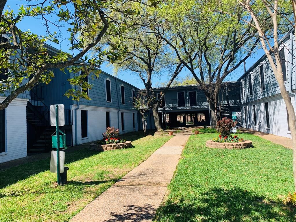 Property Photo: 1901 S Voss Road 43 TX 77057